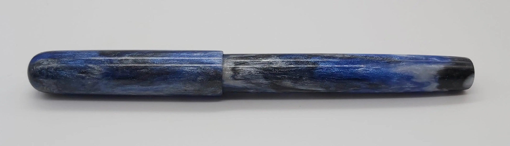 Custom fountain pen in acrylic with Diamond dust DevonPens