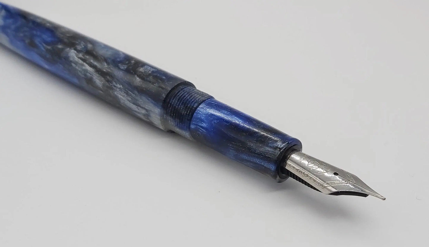 Custom fountain pen in acrylic with Diamond dust DevonPens